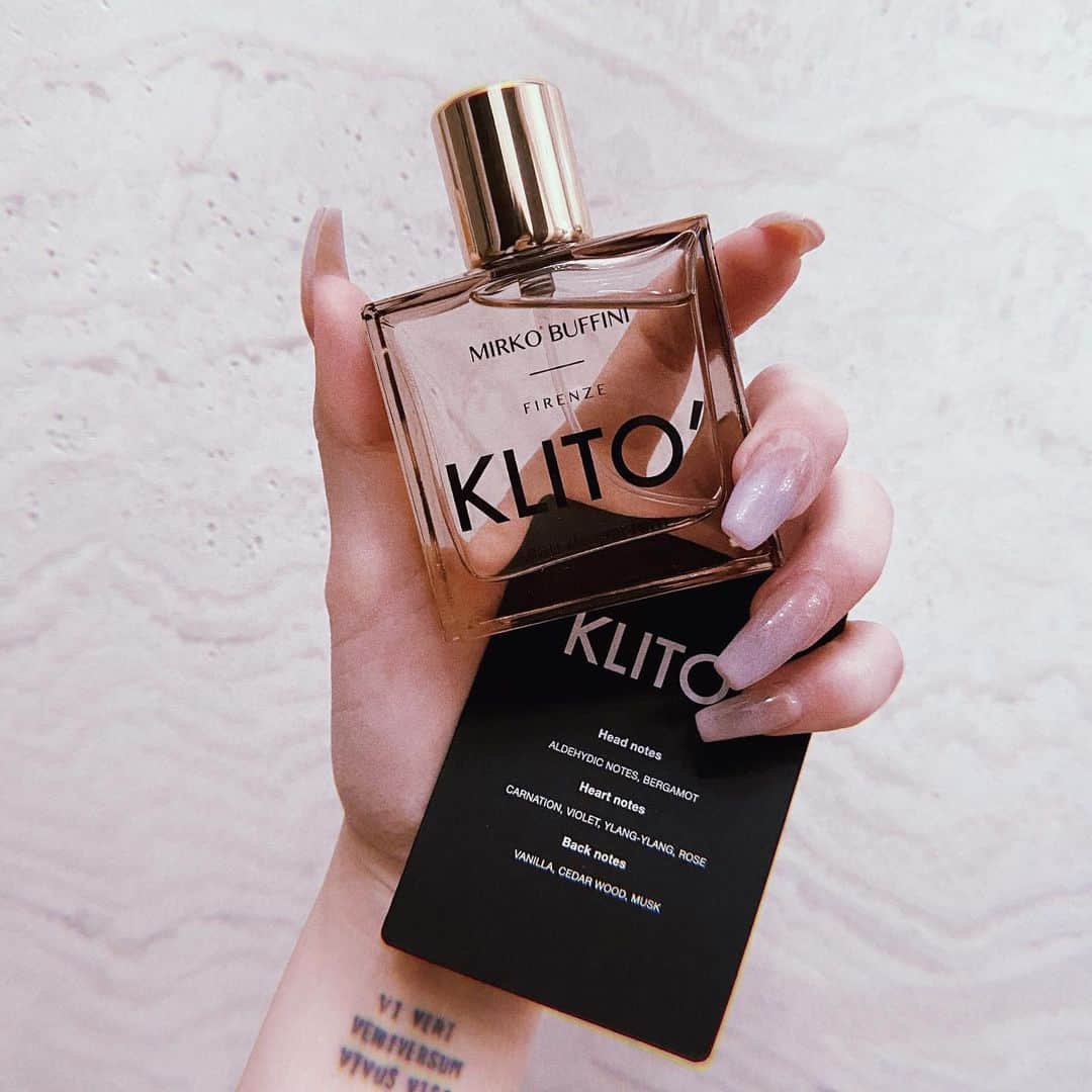 ポニーのインスタグラム：「KLITO' MIRKO BUFFINI FIRENZE 탑노트의 알데하이드와 베르가못이 초반부터 강하게 느껴지는 향. 독특한 부분은 시간차를 두고 서서히 노트의 변화가 느껴지는 다른 향수들 과는 다르게 기재되어 있는 모든 향이 뿌린 즉시 섬세하고 힘 있게 동시에 느껴진다는 점. 그렇지만 복잡하지 않게 조화를 이루는 감각적인 비누 향이다. 우리가 일반적으로 생각하는 비누 향은 좀 더 화이트 플로럴 계열의 부드럽고 산뜻한, 햇살과 함께 한편의 사랑스러움이 느껴지는 향이라면 클리토가 나타내는 비누 향은 저물어 가는 황혼에 몇 분전 안겨있던 어떤 이의 온기 같은 향이다.  결코 가볍지 않은 향이라 날씨가 더 따뜻해지면 즐기지 못할 것 같다.」