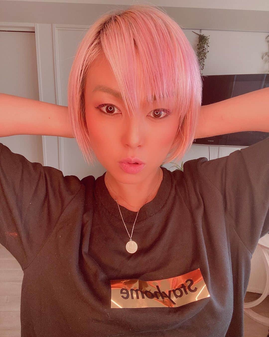 Nazukiのインスタグラム：「✨ 𝓢𝓣𝓐𝓨 𝓗𝓞𝓜𝓔 ✨  可愛いお家Tee😊👍. ・  Design stylist @takuto_satoyama ・ 👏🏻👏🏻👏🏻👏🏻👏🏻👏🏻 ・  #stayhome #tee #部屋着 #おうちですごそう」