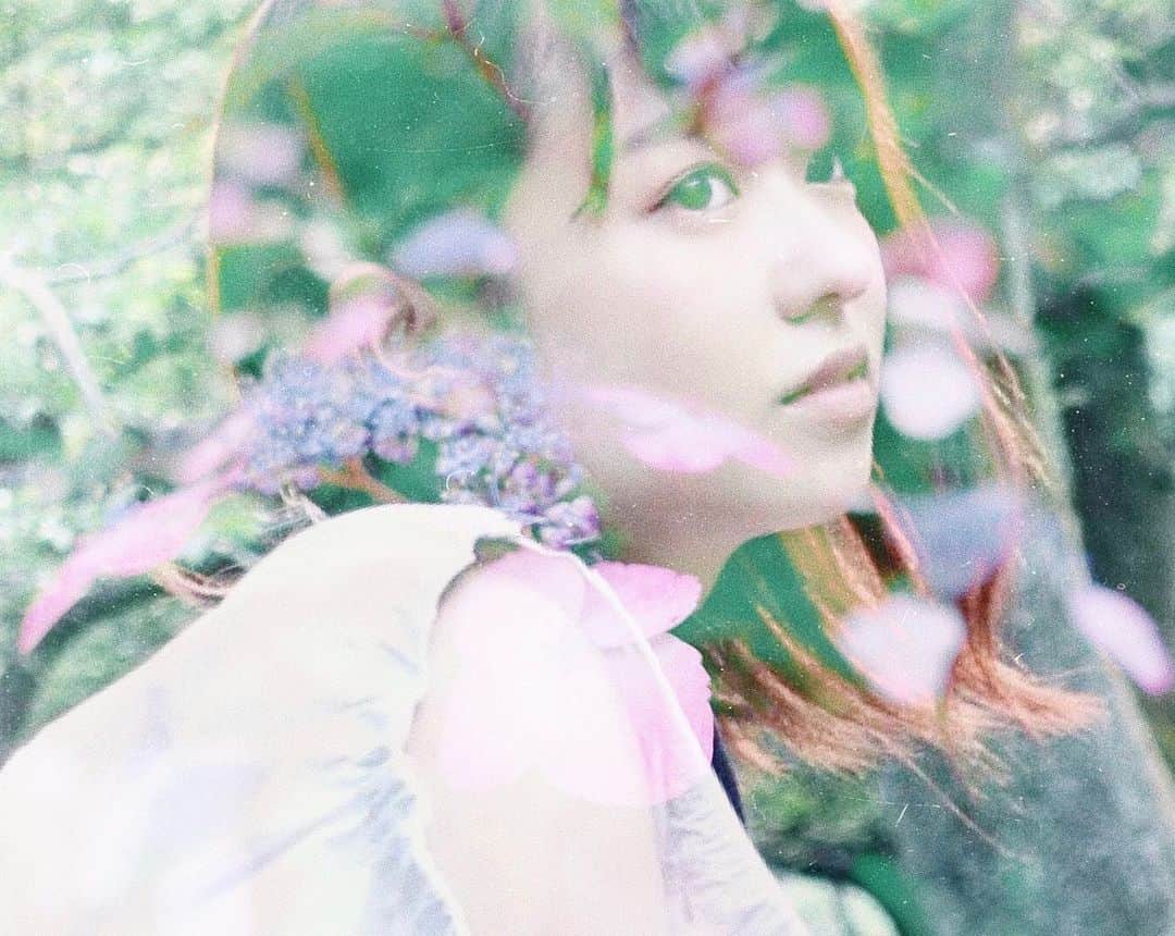 伊倉愛美さんのインスタグラム写真 - (伊倉愛美Instagram)「2 years ago☺️☺️☺️ . #伊倉愛美 #japanese #japanesesinger #singer #japanesemusician #musician #japanesegirl #portrait #photography #camera #japanesemodel #被写体モデル #被写体 #ssw #アーティスト #artist #japaneseartist #tokyo #팔로미 #도쿄 #좋아요 #粉我 #お花のある暮らし #お花好き #多重露光」5月7日 21時40分 - ikura_manami
