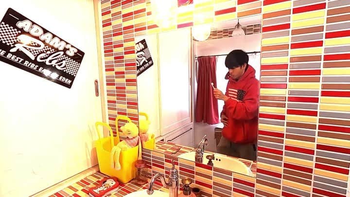 TAKUMIのインスタグラム：「My toothbrush is running away🤯  歯磨き動画 🎵Heat - @chrisbrownofficial  #stayhome #staysafe  #goprojp #toothbrushdance🤣」