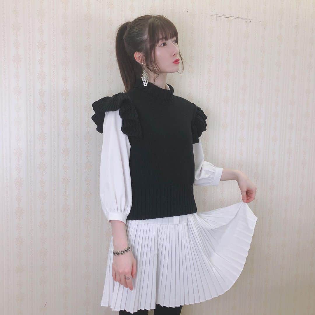 日下部美愛のインスタグラム：「ポニーテールしたらピアス軟骨開けたくなった人です . . #ポニーテール #photo #japan #model #me #hair #fashion #makeup #selfie #followme #instagood #camera #instadaily #dailylook #自撮り #한국 #맞팔 #사진 #데일리 #데일리룩 #인스타사진 #인스타그램 #일본인 #패션」
