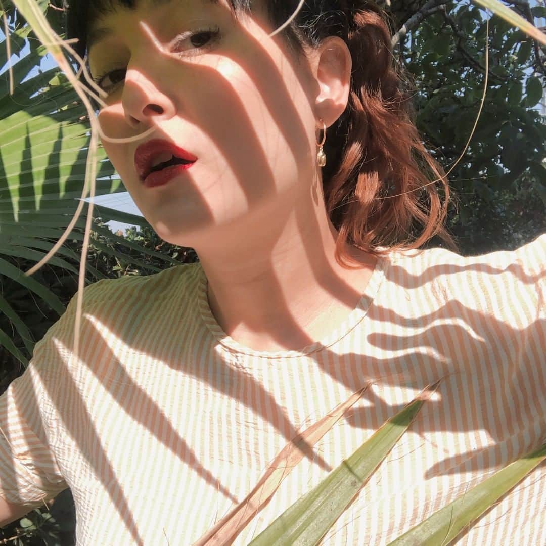 フリーディアのインスタグラム：「Having fun in the backyard. It's getting HOT out here! Anyone wanna meet me to grab some boba??⠀⠀⠀⠀⠀⠀⠀⠀⠀ ＊⠀⠀⠀⠀⠀⠀⠀⠀⠀ ＊⠀⠀⠀⠀⠀⠀⠀⠀⠀ 庭で遊んでいます。こっちはめっちゃ暑くなってきているよ！誰かbobaデート一緒に行かない？⠀⠀⠀⠀⠀⠀⠀⠀⠀ #boba #bobadate #needaboba #summer #weather #bangs #bangsornobangs #yellow #playing #photoshoot #friediamn #friedia #losangeles」