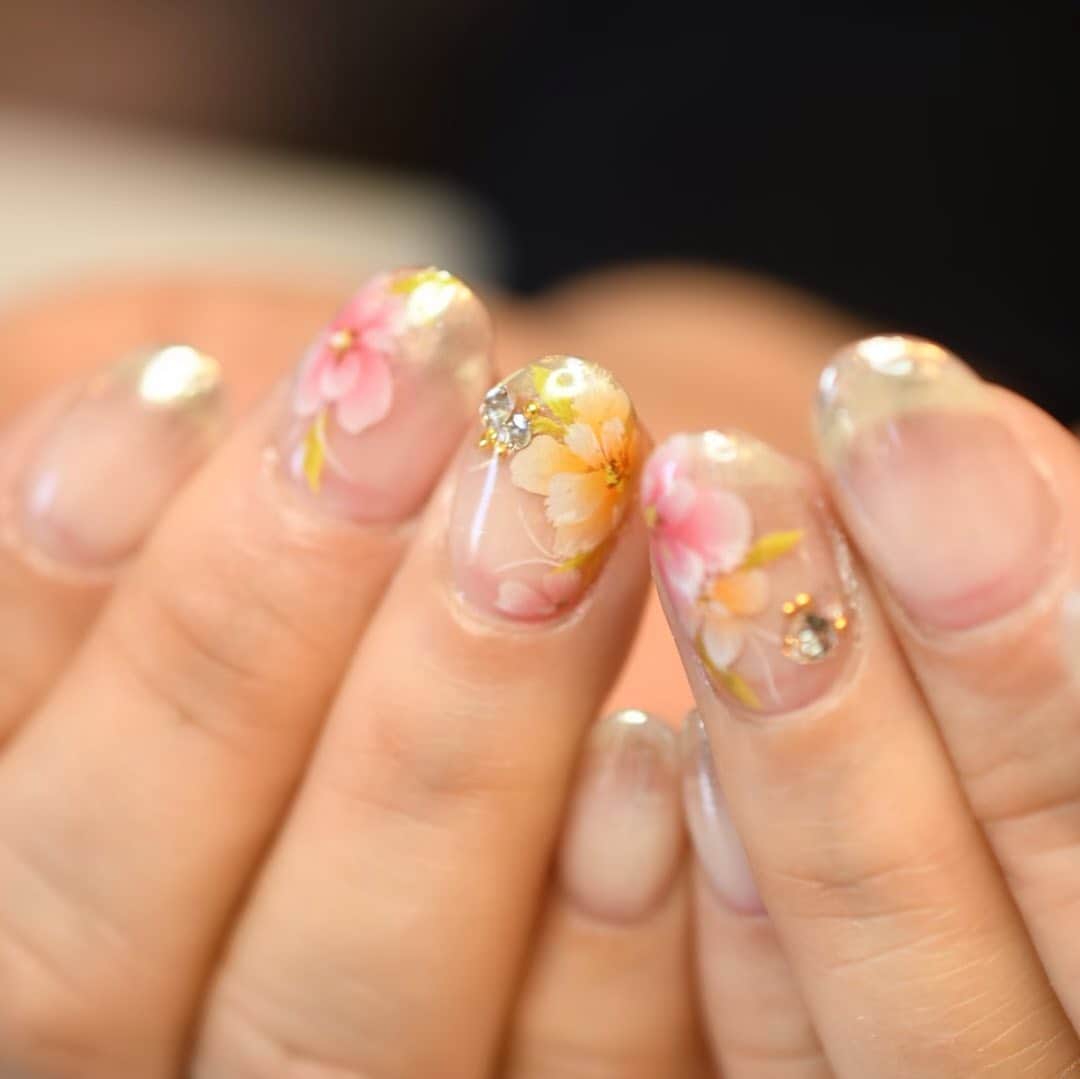 Yuka Maeda ::manicurelistのインスタグラム：「なんかインスタ変になってる😕😨 明日5月7日より営業再開いたします🙇🏻‍♀️ 店内に関してはナノソルコーティングの様子を少し前のポストでご確認くださいませ🙇🏻‍♀️ . . Salon data▼ ＝＝＝＝＝＝＝＝＝＝＝＝＝＝＝＝＝＝＝＝ . CADENAS -nail eyelash salon- ●Nail artist  @yuka.maeda  @yuki_cadenas ●eyelash　@cadenaseyelash  ゲストに愛と感動を…♡ . 【 LINE ＠cadenas 】 ご予約/お問い合わせはLINEよりお気軽に🤲 ▶︎▶︎#cadenasnail デザインアップしてます♡ . . access…大阪市北区堂山町16-1  中崎町駅  徒歩5分/梅田駅  徒歩6分 . tel… 06-4792-8617 ＝＝＝＝＝＝＝＝＝＝＝＝＝＝＝＝＝＝＝＝ . . . . #中崎町ネイルサロン #梅田ネイルサロン #大阪ネイルサロン #関西ネイルサロン #インスタネイル #instanails #instanail #トレンドネイル #ネイルサンプル #ネイル好きな人と繋がりたい #ネイルブック #ネイルカタログ #ネイルチェンジ #今月のネイル #にゅーねいる #春ネイル #大人かわいいネイル #ネイル大好き #ネイル💅 #ネイル部 #女子力向上委員会 #女子力 #フラワーネイル #スプリングネイル」
