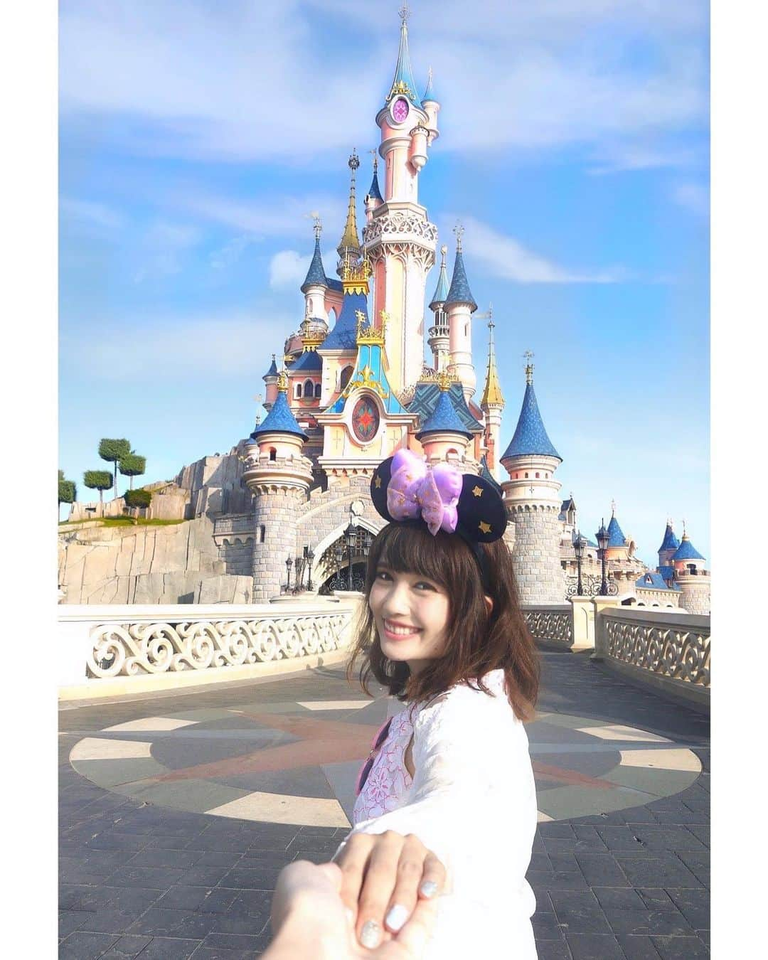 浅井麻里さんのインスタグラム写真 - (浅井麻里Instagram)「🇫🇷🏰﻿ ﻿ またまたパリディズニーでの写真🇫🇷🏰﻿ ﻿ 旅行写真あるあるな、﻿ 彼女風の手つなぎショット❤️🤝﻿ (妹の手だけど🤣笑)﻿ ﻿ オフィシャルホテル泊まって﻿ アーリーパークイン(開園時間より早く入園)﻿ できたおかげで、﻿ 周りに人いなくてお城貸切感ある﻿ レアな写真が撮れて嬉しかった💕💕😆﻿ ﻿ めっちゃ眩しそうだけどね！😂（笑）﻿ ﻿ ﻿ #フランス#ヨーロッパ#フランス旅行#ディズニーランド#パリ#パリディズニー#眠れる森の美女の城#ディズニーリゾート#Paris#disneylandparis#ヨーロッパmari」5月7日 21時49分 - mari_asai_625