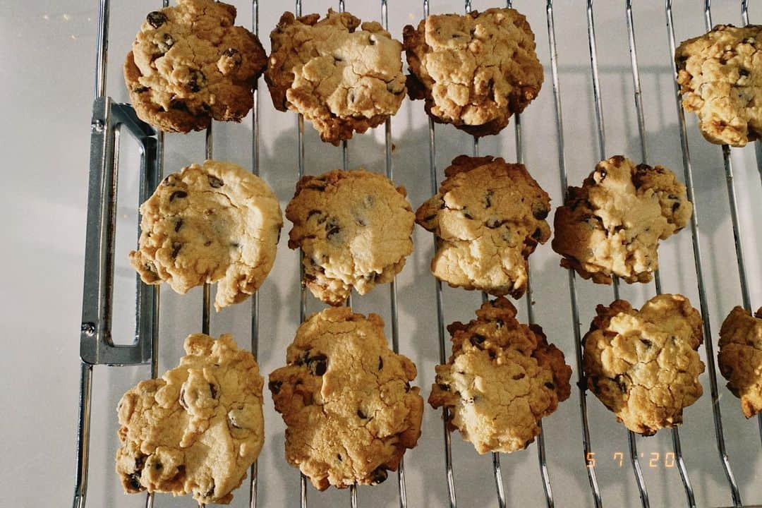 岡山友里愛さんのインスタグラム写真 - (岡山友里愛Instagram)「﻿ 米粉でドロップクッキー🍪﻿ ﻿ チョコチップとくるみも入れてザクザク🤤﻿ ﻿ ﻿ bigoの配信で見せれてよかった〜🙆🏻‍♀️﻿ ﻿ 配信では画伯コーナーもしたんだけど﻿ わたしの絵心の無さに自分でもびっくりしました😂﻿ ﻿ また今度しよーっと🐰﻿ ﻿ ﻿ ﻿ ﻿ ﻿ ﻿ ﻿ ﻿」5月7日 21時49分 - ___yuria____