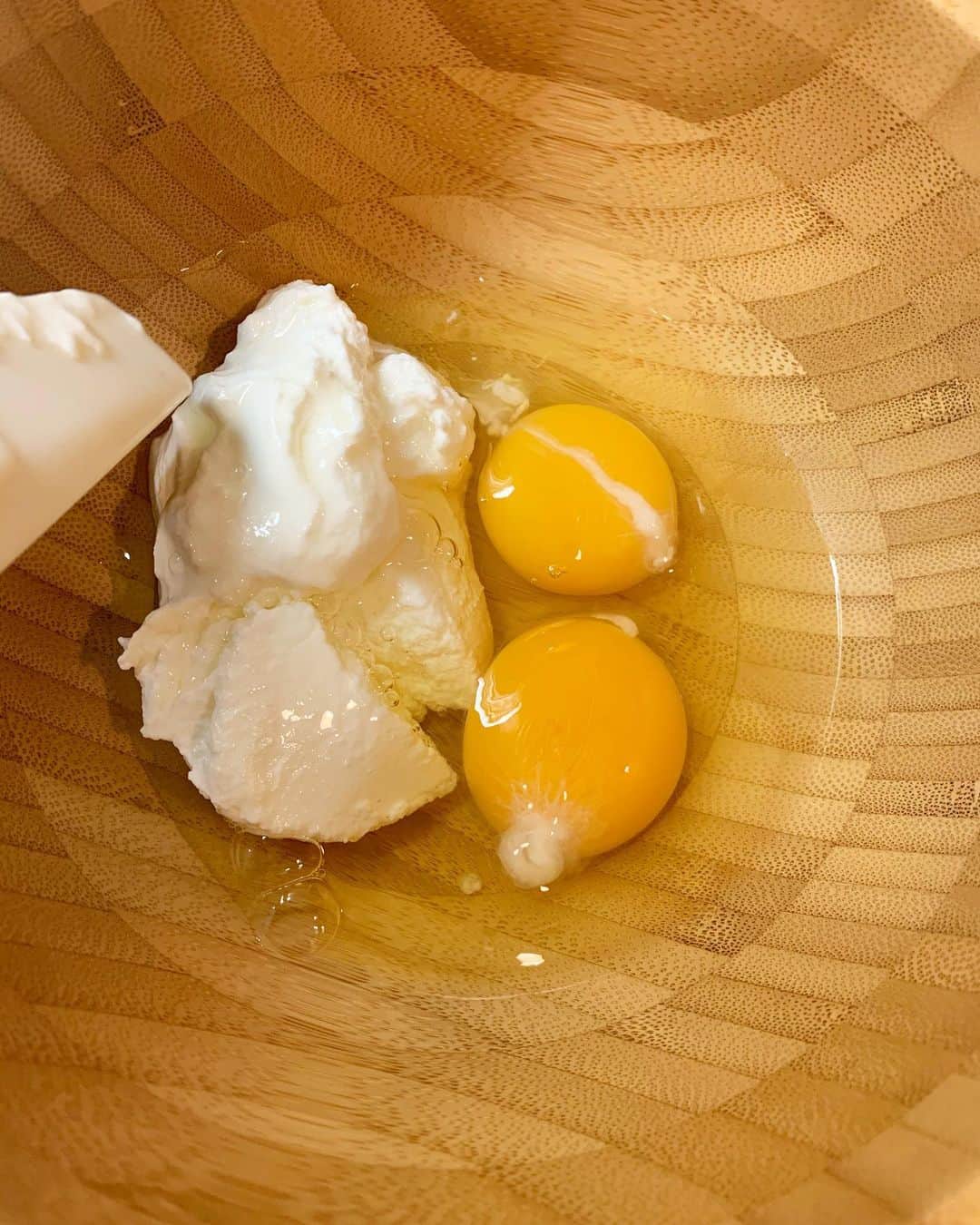 里海さんのインスタグラム写真 - (里海Instagram)「「ザ・テレビジョン〜🍋」風ww 今日は炊飯器で作る簡単レモンケーキ🍋を作ってみたよ🥰  甘酸っぱくて少しビターな感じが良い👍🏻 クリームチーズが売り切れなので、グリークヨーグルトを、使いました！  30分前くらいにレモン🍋を輪切りにしてハチミツ🐝につけておくよ‼︎ Greek yogurt 50g(水気とる)or クリームチーズ50g 卵🥚2個 ハチミツレモン&はちみつ適量 お好みでレモンピール  今回は米粉のパンケーキmix 150g バター50g 入れて混ぜて  炊飯器にバター塗ってレモン🍋並べて 流し込むだけ👍🏻👍🏻 30分焼けば  出来上がり〜🤗🤗 大人な味だから、子供にはオレンジとか🍊もいいかも✨  そして私は余ったハチミツ漬けレモンは、お酒と割ってハチミツレモンサワーにするんだよーん😝😝😝」5月7日 21時53分 - satoumi0330
