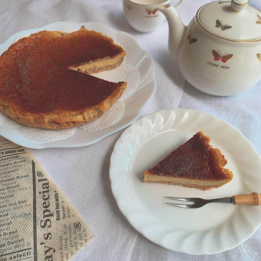 夏川愛実のインスタグラム：「﻿ ﻿ この前作った﻿ ほうじ茶のチーズケーキ🧀🍂﻿ ﻿ 史上最強においしくでした！！！﻿ ほうじ茶最高🥺﻿ ﻿ #ほうじ茶チーズケーキ#おうちカフェ#おうちじかん﻿ #チーズケーキ#ほうじ茶スイーツ#手作りケーキ」