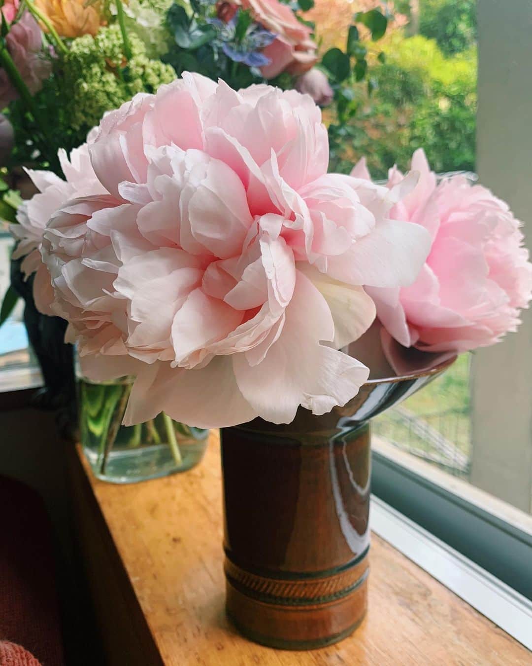 のインスタグラム：「おじいちゃんの影響でいつのまにか花器好きになっていた。 これから一緒に暮らしてく大事な子と、バースデイブーケに入っていたペールピンクの立派な芍薬が見事にマッチして心踊った。 芍薬はこの写真から1週間経って白くなった。 ふしぎ。」