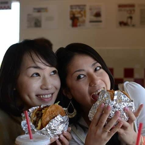 黒坂真美さんのインスタグラム写真 - (黒坂真美Instagram)「Love ♡ this pic🍔🍟 . お気に入りの写真をアップしてみました♡ 2011年くらいかな😊 なぜなら.. Stay Homeの今の私はおブスだからでございます🤭！ . お友達とSan DiegoのFive Guysにて。 懐かしい♡ . #黒坂真美 #kurosakamami #lovepic #hamburger #fiveguys #sandiego #america #🍔 #🍟 #🇺🇸 #💛 #😋」5月7日 22時03分 - mamikurosaka_official