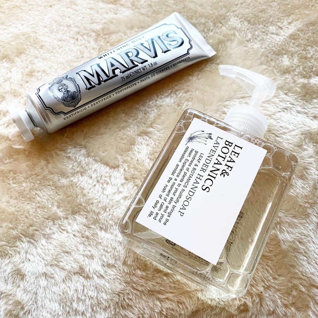井咲アキのインスタグラム：「🤍 最近の購入品♡ イタリアの歯磨き粉とラベンダーの香りのハンドソープ！ 歯磨き粉は見た目がおしゃれで一目惚れで即購入☺️💕 ホワイトニング効果もしっかりあるみたい！！✨ ハンドソープは通ってるジムに置いてあって、 ずっと気になってたの！ 今までのを使い終わったからこれも即購入🧡 すっごくいい香りなのおすすめ！！🥺✨ もうすぐ母の日だからママにもプレゼントする💝 ＊ 歯磨き粉 ▷ MARVIS @marvisjapan  ハンドソープ ▷ LEAF&BOTANICS ・ ・ ・ #handsoap#soap#toothpaste#skincare#mothersday  #marvis #leafandbotanics #favorite #routinebeaute  #母の日プレゼント#母の日#ハンドソープ#歯磨き粉 #スキンケア用品 #マービス#リーフアンドボタニクス」