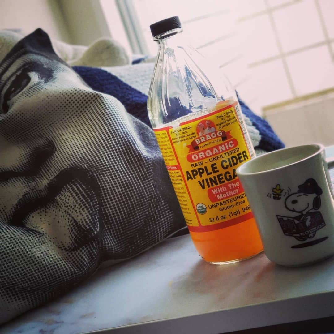 Pileさんのインスタグラム写真 - (PileInstagram)「. 酵母たくさんの アップルサイダービネガー🍎 美味しくて美容にもよくて 飲みまくっております。 これは非加熱でフィルター通して 加工してないから栄養いっぱいなのが特徴！✌️ 肌にもめっちゃいいらしい。 吹きかける化粧水にしてみるのも いいらしい。 ゼロカロリーで驚いた👀 なれると美味しいよ～！ #apple #🍎　#applecidervinegar  #braggsapplecidervinegar」5月8日 8時55分 - pi_channnn52