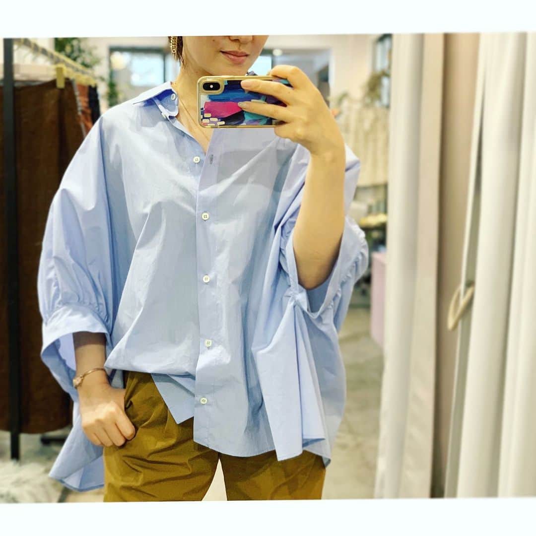田澤友子のインスタグラム：「自宅で過ごすことが多いと 気温の移り変わりに気付きにくいのですが、 いつの間にか外はすっかり初夏になってきました。 ・ サラッと肌触りのよいコットンブラウスが とても気持ちのいい季節です。 ・ 『 家にいるばかりでストレスが溜まります。 そろそろお店で綺麗な物が見たいです！』 …お客様からそんなお言葉を頂くようになりました。 ・ これから少しずつ、おすすめアイテムなどを ご紹介していきたいと思います。 ・ 早く思いっきりオシャレをして外出できる 世の中に戻りますように…！ ・ ・ @oeuf_boutique ・ ・ ・ #ファッションの力 #春夏コーデ  #ファッション　 #fashion  #コットンブラウス #ポプリンシャツ  #hache #Italy #ウフブティーク  #オススメアイテム #バイヤーおすすめ #ファッション好きな人と繋がりたい」