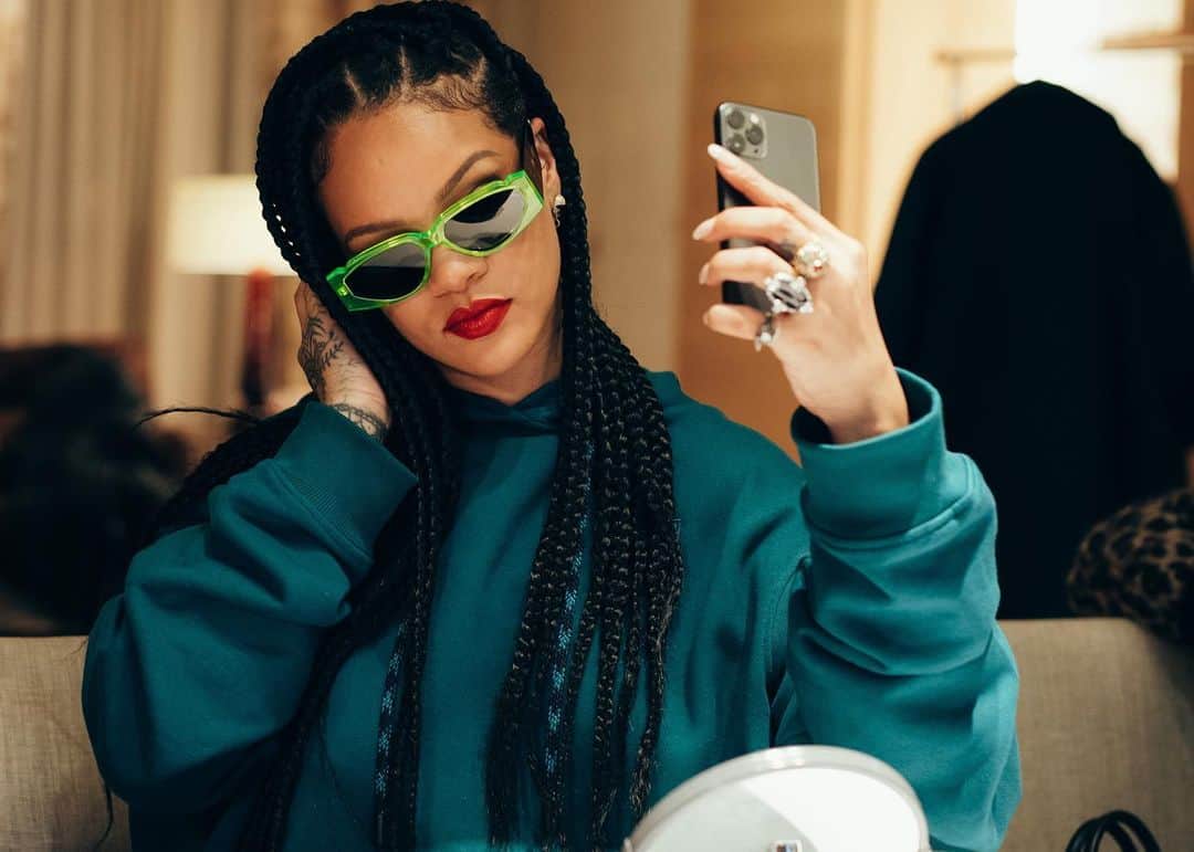 リアーナのインスタグラム：「the office.... for the record these are the #OffRecord @fenty glasses hittin May 13th」