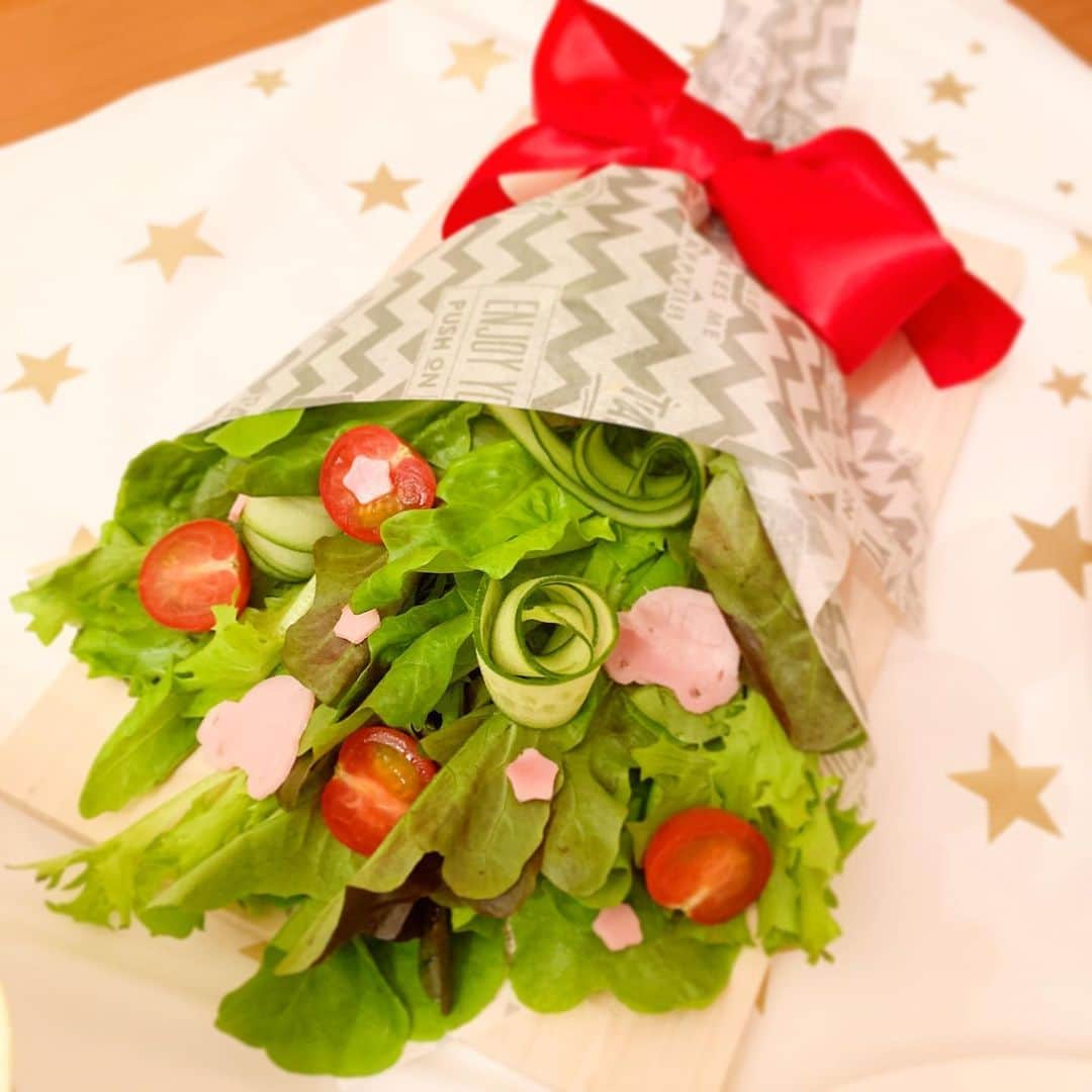 小出由華のインスタグラム：「ブーケサラダ🥗💐 ハムはよくみると車になっております🚗💨 ・ ・ ・ #誕生日料理#サラダ#ブーケ#salad#bouquet#birthday#japan」