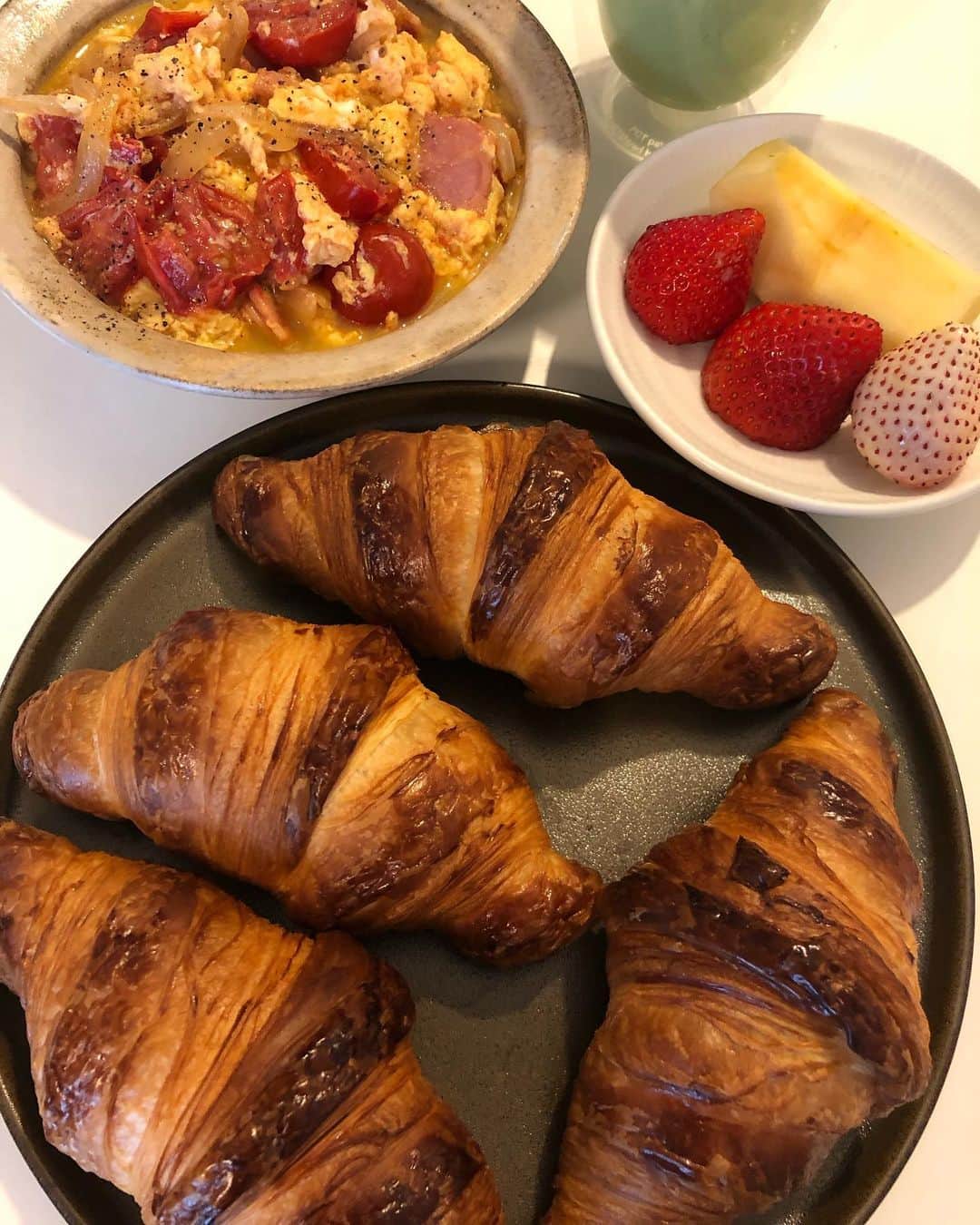 甘糟記子さんのインスタグラム写真 - (甘糟記子Instagram)「昨日の朝ごはん！  カルヴァさんから取り寄せたプラチナクロワッサンを焼きました(≧∀≦) 冷凍庫から出して、15分くらい置いておいて焼くだけ！  焼き上がる香りもヤバいけど、一口かじった時の口の中がヤバイ☆*:.｡. o(≧▽≦)o .｡.:*☆ バターが口いっぱいに広がって、周りのパリパリ感と、中のしっとり感がなんとも言えません！！ あ〜、やっぱりこれ殿堂入りするだけあるわ〜(≧∀≦) 朝からこんな美味しいクロワッサンが手軽に食べられるなんて、幸せです！  #甘糟ご飯#ご飯#朝ごはん#カルヴァ#プラチナクロワッサン#ブーランジュリーカルヴァ#朝からご馳走#おとりよせネット#年間ベストお取り寄せ大賞」5月8日 7時56分 - norihey924