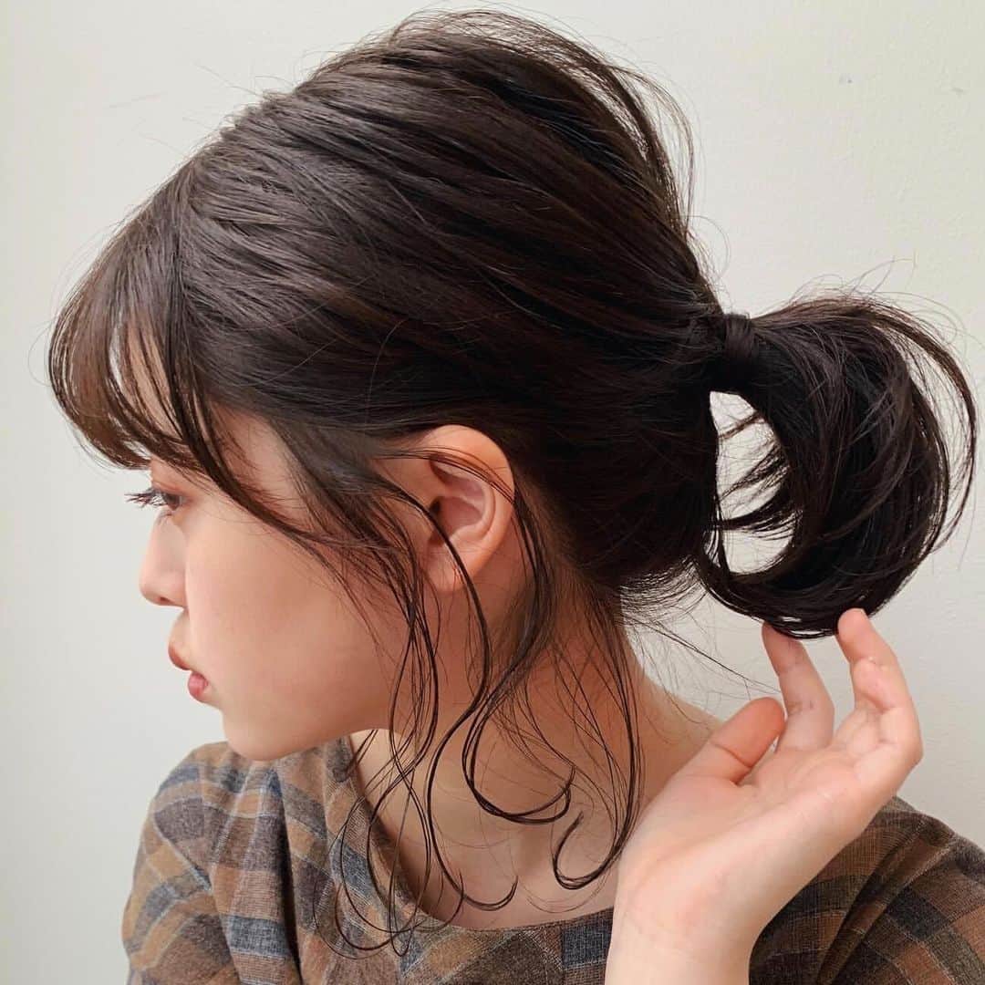 のインスタグラム：「. たる〜んとした後れ毛×ポニーテールが色っぽ可愛い♡こちらはヘアアレ初心者さんにもおすすめのアレンジです。「後れ毛」を作るのが難しい初心者さんは、こちらの画像のように、①耳の前②襟足、の2箇所をポニーテールから引き抜き、コテで毛先をクルンと巻いてみましょう。仕上げにバームなどで束感をつくれば、いつものポニーテールが一気にお洒落に生まれ変わりますよ。おうち時間を使ってヘアアレンジの練習をしてみるのも素敵ですね。 . MERYでは他にも「かわいい」に近づくさまざまな情報を発信しています。 @mery.beauty コスメ・美容に特化した情報をお届け♡ @mery_spot 話題のカフェやお出かけスポットをご紹介！ こちらもぜひチェックしてみてください！ . . photo by @reinatsuda_ . #MERY #regram #instagram #instahair #hair #hairstyle #머리스타그램 #ヘアアレンジ #後れ毛 #おくれ毛 #おくれ毛アレンジ #おくれ毛の出し方 #後れ毛アレンジ #ポニテ #ポニーテール #ポニテアレンジ #ポニーテールアレンジ #ポニーテール女子 #ヘアアレンジ簡単 #簡単ヘアアレンジ #ヘアアレ #ヘアアレンジやり方 #ミディアム #ロング #ヘア #ヘアスタイル #お洒落 #お洒落さんと繋がりたい #MERY女子 #メリー」