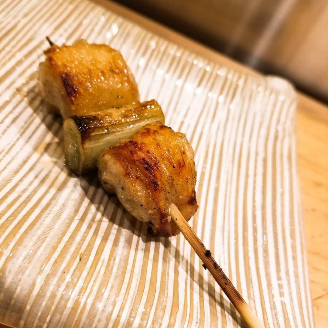 今堀恵理さんのインスタグラム写真 - (今堀恵理Instagram)「予約困難な人気の焼き鳥『鳥匠いし井』  @yoshiroguishii　さん  にテイクアウトを買いに行ってきました  鳥そぼろ＆焼鳥弁当 ３５００円  しっかり詰まってます 焼き鳥も入ってて いつものいし井さんのねぎまの味もして嬉しかったです  写真の4枚目以降は 3月初めに移転前最後で食べに行ったのを投稿してなかったから 出してます  私の着てるお洋服は  @miimi__miimi  です。春らしい🌸桜色で  #鳥匠いし井 #焼鳥 #大阪グルメ #ミシュラン大阪 #鳥そぼろ #BENTLEY」5月8日 8時14分 - eriimahori