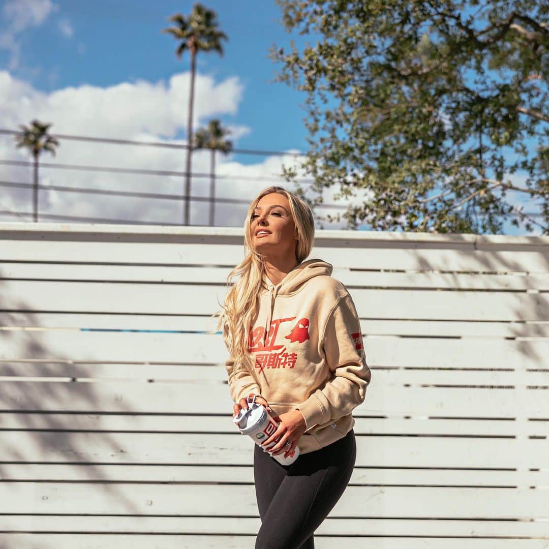 BROOKE EVERSさんのインスタグラム写真 - (BROOKE EVERSInstagram)「Kinda getting used to this way of life! ISO gains! 💪🏾 @ghostlifestyle USE CODE: “Brooke Evers” at checkout!」5月8日 8時25分 - brookeevers