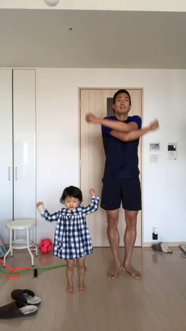 都倉賢のインスタグラム：「アーカイブは残さないと言っていたのですが初めて親子で #トクラジオ体操 出来た記念としてただの親バカです！  当初から親子で朝の新しい習慣を作る事が出来ないかな？との思いで始めた #トクラジオ体操  ずっと1人でやってきましたが初めて娘と一緒に朝の体操の時間を共有出来て本当に楽しかったです😍 今日は一緒に体操をやってくれた仲間が600人近くいました👏👏👏 初日は200人くらいだったので徐々にこの習慣の価値が皆さんに浸透してきて嬉しいし、この輪が広がり朝から気持ち良く1日を迎えられる仲間が増えたら嬉しいなぁ〜」