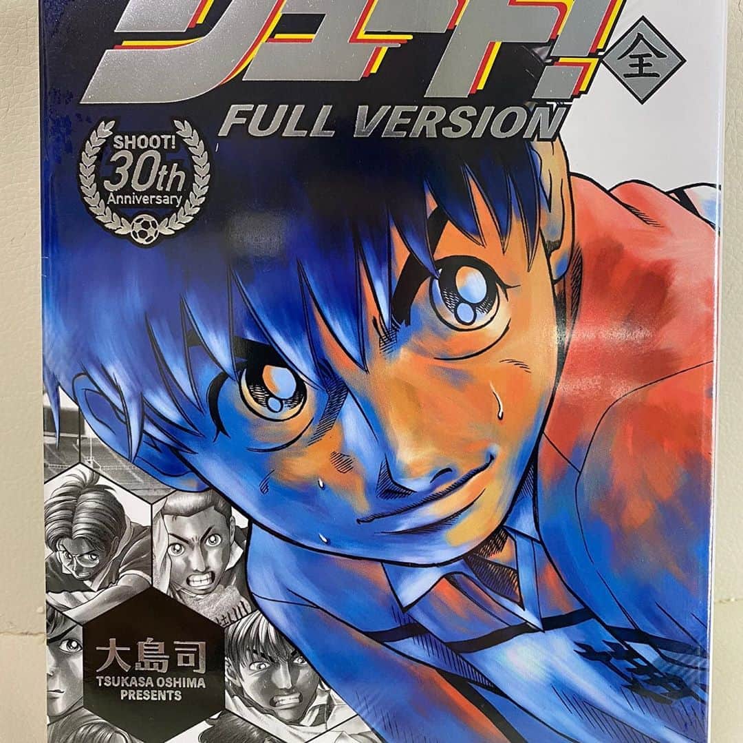 岡崎慎司のインスタグラム：「僕の大好きなサッカー漫画「シュート」の作者である大島司先生から届きました。😍this is my favorite football comics  しかも一冊に全巻😳 サッカーゲーム好きで、サッカー漫画好きの僕がオススメするから間違いありません💪💪😊 #サッカー漫画 #シュート #大島司先生 #サッカー好きか？ #ボールを持ったら観客全てが自分をみてると思え #10回以上は読み返してる #ちなみにトレーニング動画は終わり #ここからは結果で証明 #みなさん #必ず続けてください。 #習慣にすれば #毎日楽になる #今は一人一人の健康が一番 #自分の体は自分で守ろう」