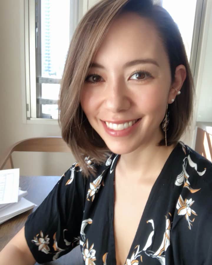鮎河ナオミのインスタグラム：「@linomodel_agency @pepperdaisuki からバトンを受けて、どんなStay Homeをしているかご紹介しています🤗 私は今、お家で本の執筆活動をしています！ダイエット本なので、夏に向けて6月出版目指してます〜！楽しみにしててね！  Posted @withregram • @linomodel_agency Lino Model Agencyのモデル達からのALOHAメッセージをリレー形式でお届けします。  ハワイの言葉「ALOHA（アロハ）」です。 アロハは挨拶の言葉だけではなく一文字ごとに意味があるのです。 「A」優しさや思いやり、 「L」調和、 「O」寛大さや喜び、 「H」謙虚、 「A」忍耐。 毎日Lino Model達のALOHAを送ります。  今日はNAOMIからのALOHAをお楽しみください。  https://www.linomodelagency.com/naomi/  5/9からはFacebookのLino Model Agencyの方からアップするので、そちらからメッセージリレーを見てくださいね。  www.linomodelagency.com こちらのサイトのニュースにもアップデートしていきます。」
