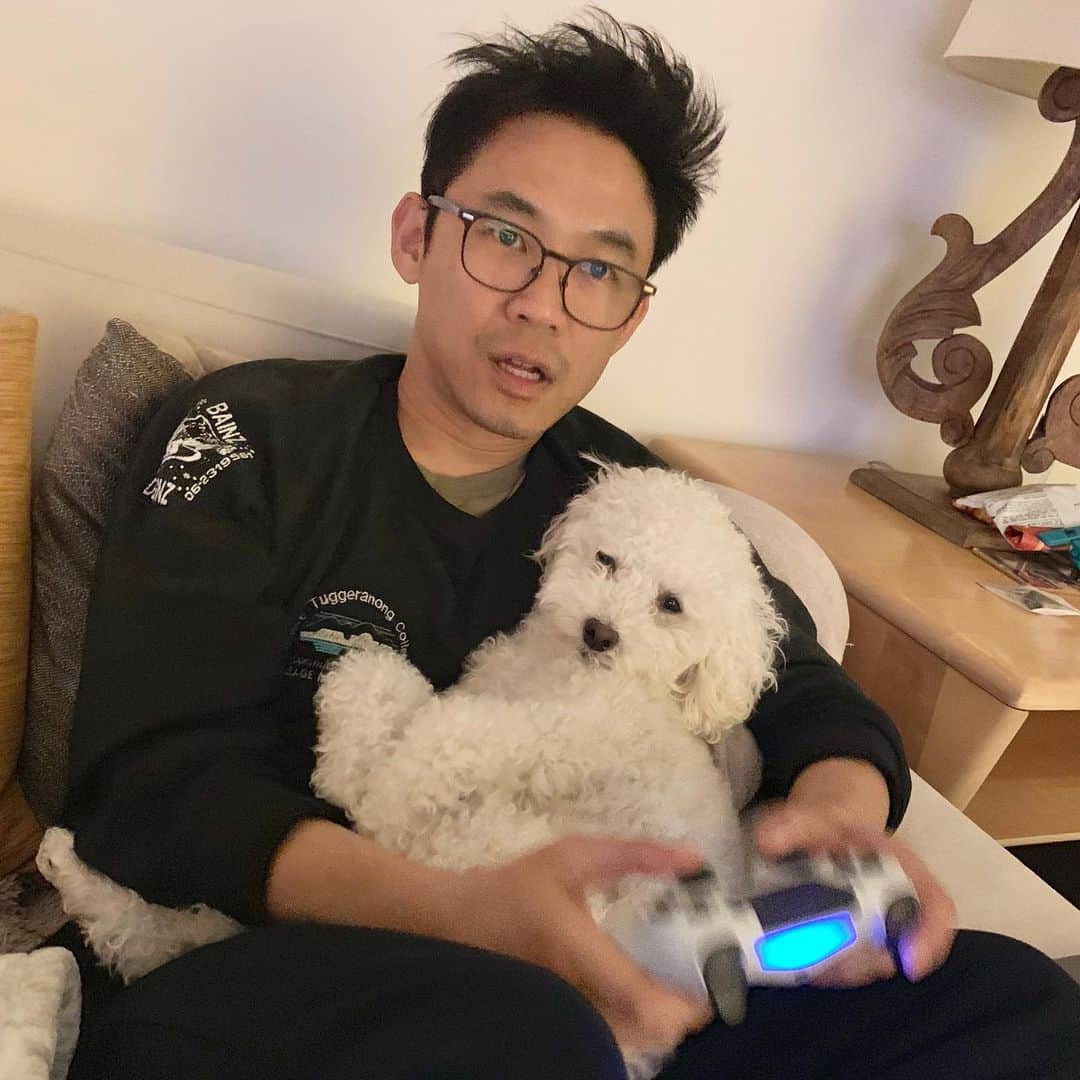 ジェームズ・ワンのインスタグラム：「Me (throughout this lockdown): *gaming intensely* Everyone else in my home: *has the look of my dog* 😄  Played Red Dead Redemption 2, Control, and revisiting the gorgeous world of AC Odyssey again.  ps: I still have/wear my jumper (sweater) from high school (Lake Tuggeranong College) 😂」