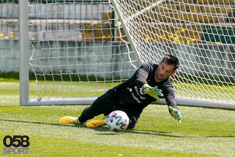 ズラタン・アロメロヴィッチのインスタグラム：「#back #football #pitch #goalkeeper #work #poland #ekstraklasa #pucharpolski @lechia_gdansk」