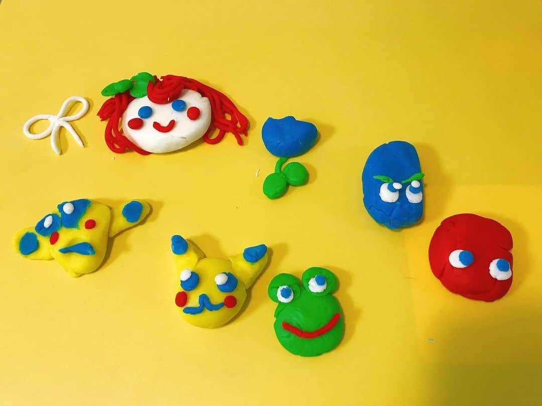 佐藤もも子のインスタグラム：「姪っ子と粘土で遊んだー🤖💜 一個だけ姪っ子が作ったのがあるよ✨ 当ててみてね🎀💝 #はじめての　#ねんど  #粘土　#デビュー　#にさいじ #上手くてびっくり　#おうちあそび  #stayhome」