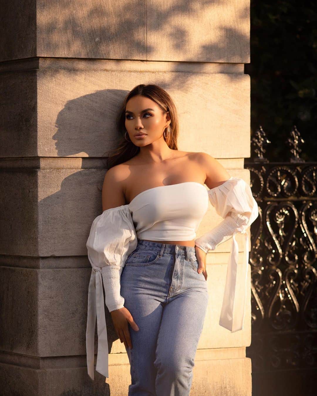 ダフネ・ジョイのインスタグラム：「We all need more love🤍 @fashionnova fashionnovapartner」