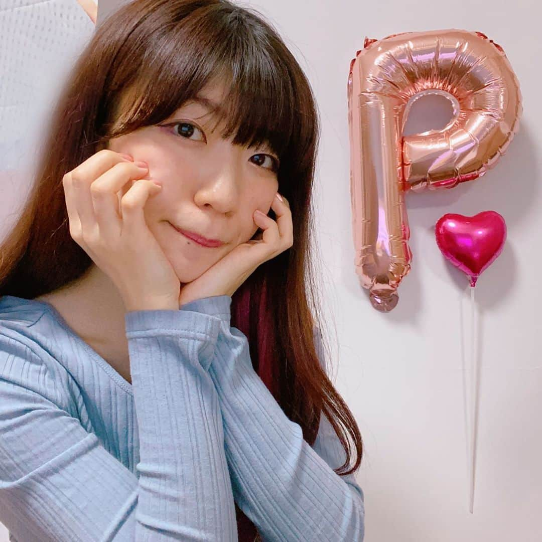 ぱいぱいでか美さんのインスタグラム写真 - (ぱいぱいでか美Instagram)「この前の風船持って帰って壁に貼ってる🅿︎❤︎ ꙳ #おうち時間 #フォトスポット #ハートの棒何とかして ꙳ 先日の生誕配信の装飾で使った 「HAPPY BIRTHDAY」から🅿︎だけ持って帰りました❤︎ ハートは家にあったからついでに貼った。笑 配信したり家でコメント撮りすることもちょこちょこあるので 撮れる場所だけ可愛くしてみました〜 . 生誕イベント配信のアーカイブは5/10まで見れます！ チェキと生写真の受注期間も5/10までなので みなさまお忘れなきよう〜☻ ハイライトにリンク貼ってあります✌︎」5月8日 0時15分 - paipaidekami