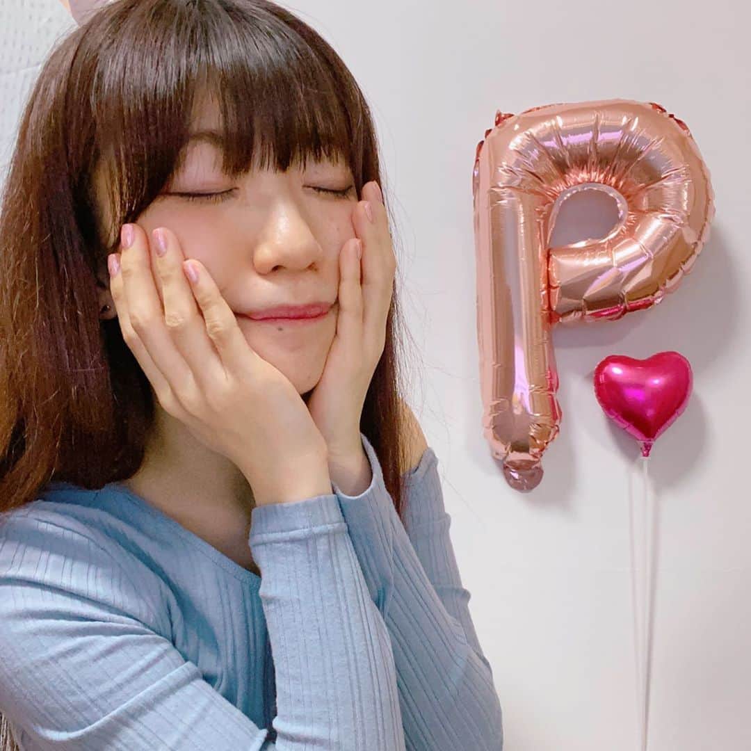 ぱいぱいでか美のインスタグラム：「この前の風船持って帰って壁に貼ってる🅿︎❤︎ ꙳ #おうち時間 #フォトスポット #ハートの棒何とかして ꙳ 先日の生誕配信の装飾で使った 「HAPPY BIRTHDAY」から🅿︎だけ持って帰りました❤︎ ハートは家にあったからついでに貼った。笑 配信したり家でコメント撮りすることもちょこちょこあるので 撮れる場所だけ可愛くしてみました〜 . 生誕イベント配信のアーカイブは5/10まで見れます！ チェキと生写真の受注期間も5/10までなので みなさまお忘れなきよう〜☻ ハイライトにリンク貼ってあります✌︎」