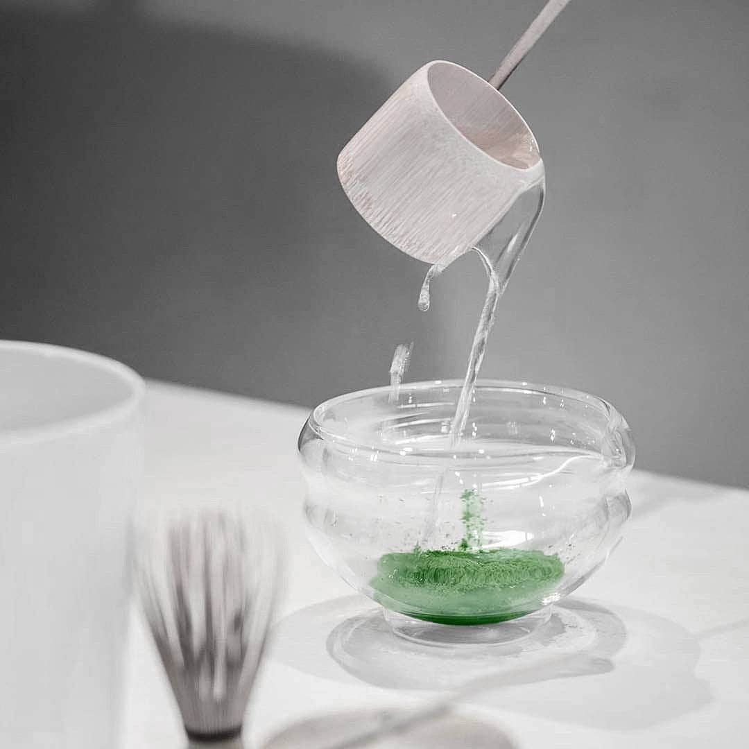 Matchæologist®さんのインスタグラム写真 - (Matchæologist®Instagram)「🍃 Where the #Matcha Magic 🍵 happens. 💫 (📷:@matchaeologist_jp) . 「Taking time to focus on the preparation and watching the powder transform into this beautiful drink is a really interesting and captivating thing… It's an almost meditative experience, as you focus on this process and your mind forgets the other things that are going on for a few minutes. 」 . 🎉 Proudly Presenting Matchaeologist® Glass ‘Katakuchi’ Matcha Brewing & Serving Bowl 🍵 — the Ultimate All-in-One Brewing Device for Modern-Day Matchaeologists! 😎 Visit our site (link in bio) to grab yours today 👉@matchaeologist . 🔎 FEATURES: 💎 - Heat-resistant borosilicate glass material showcases the beautiful colour of the matcha as it’s being brewed. 🌪 - Internal shape perfectly accommodates the matcha whisking process. ✋ - Ergonomic design allows the bowl to be held and tipped using only one hand. 👍 - Glass bottom provides a more whisk-friendly surface for your bamboo whisk. *As opposed to the traditional chawan bowl whose ceramic surface can gradually wear away the tip of the bamboo whisk over time, this glass katakuchi boasts a ‘bamboo-friendly’ borosilicate glass surface, providing a durable, long-term solution for your daily matcha-making. . PRO TIP: This bowl is perfect when used with our Traditional 100-prong Bamboo Chasen Whisk. . Share your personal #MatchaRitual moment with us by tagging @Matchaeologist #MatchaRitual to spread the matcha love. 💚 . 👉 Click the link in our bio @Matchaeologist . Matchæologist® #Matchaeologist Matchaeologist.com」5月8日 0時13分 - matchaeologist