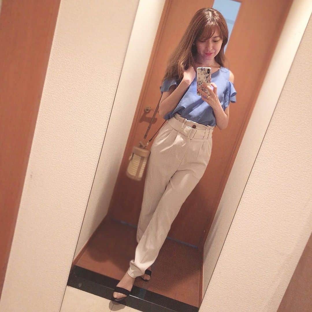 菊池かなこのインスタグラム：「✾𝑓𝑎𝑠ℎ𝑖𝑜𝑛✾ . 夏はパンツコーデがしたくて でもスキニーは暑くて去年耐えられなかったから 今年は細身のテーパードパンツ👖 GRLでプチプラ🙌 涼しくて真夏もokそう🐠✨ . . 👚 @lialapg 👖 @grl_official 👠 @vivian_collection_official . . 我的夏天新装✨ 新買的褲子又可愛又涼涼的,很喜歡 . . ୨୧┈┈┈┈┈┈┈┈┈┈┈┈┈┈┈┈┈୨୧ #fashion#グレイル#GRL#夏コーデ #テーパードパンツ#パンツコーデ #プチプラファッション#プチプラコーデ」