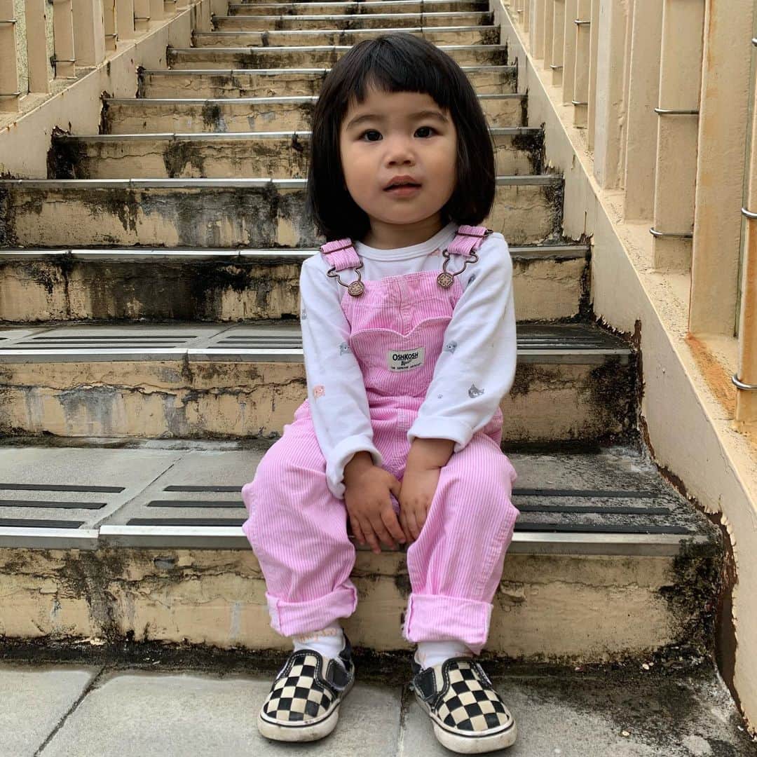 小松美緒のインスタグラム：「家のすぐ裏にあるこの歩道橋の階段。　 おことと何回も昇り降りするお散歩も　 意外と楽しいなぁ〜って　 この生活にならないと　 気づけなかった大事な時間もある。  #前向き前向き前向きに  #娘との時間  #もうすぐ2歳  あれ、もう日に焼けたな。」