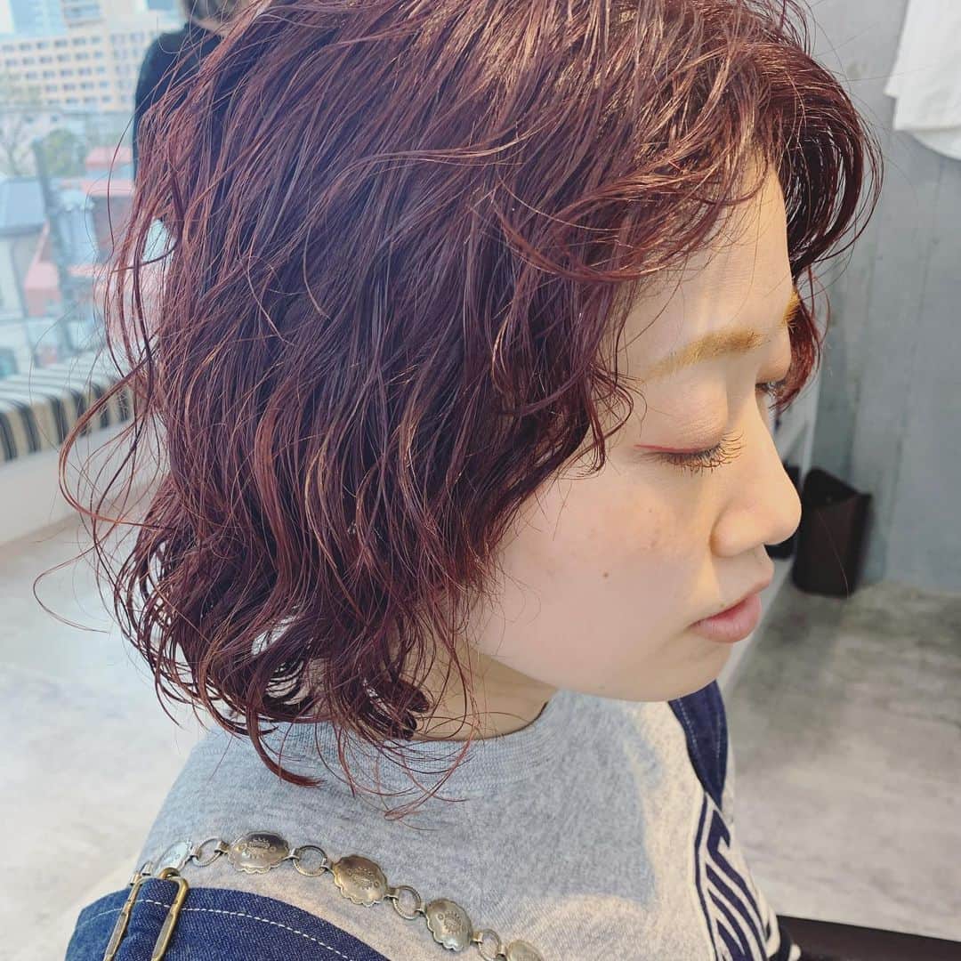 小松美緒のインスタグラム：「copper red のカラーと　 パーマの組み合わせ　 徐々に髪型を　 理想像に完成させていく　 一緒に考える時間が  とっても良い時間。  何年と経っててもここを忘れず来てくれるお客様がいるだけで　 また頑張れます。」