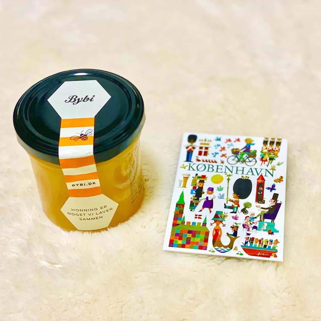 中山琴葉さんのインスタグラム写真 - (中山琴葉Instagram)「﻿ ﻿ コペンハーゲンの蜂蜜🍯﻿ ﻿ 行ったことはないのですが友人からとてもいい﻿ ところだと聞いていて早く行きたいです🧸﻿ ﻿ ﻿ 蜂蜜は美容にいいのでミルクに混ぜたり、﻿ そのまま舐めたりしてます笑﻿ ﻿ ﻿ オーストラリアの有名な蜂蜜、、名前が﻿ 出てこないですがいつかゲットしたいです❤️﻿ ﻿ ﻿ ﻿ #コペンハーゲン#ヨーロッパ旅行#旅行好きと繋がりたい#コペンハーゲン蜂蜜#フォトジェニック」5月8日 1時00分 - kotoha_nakayama