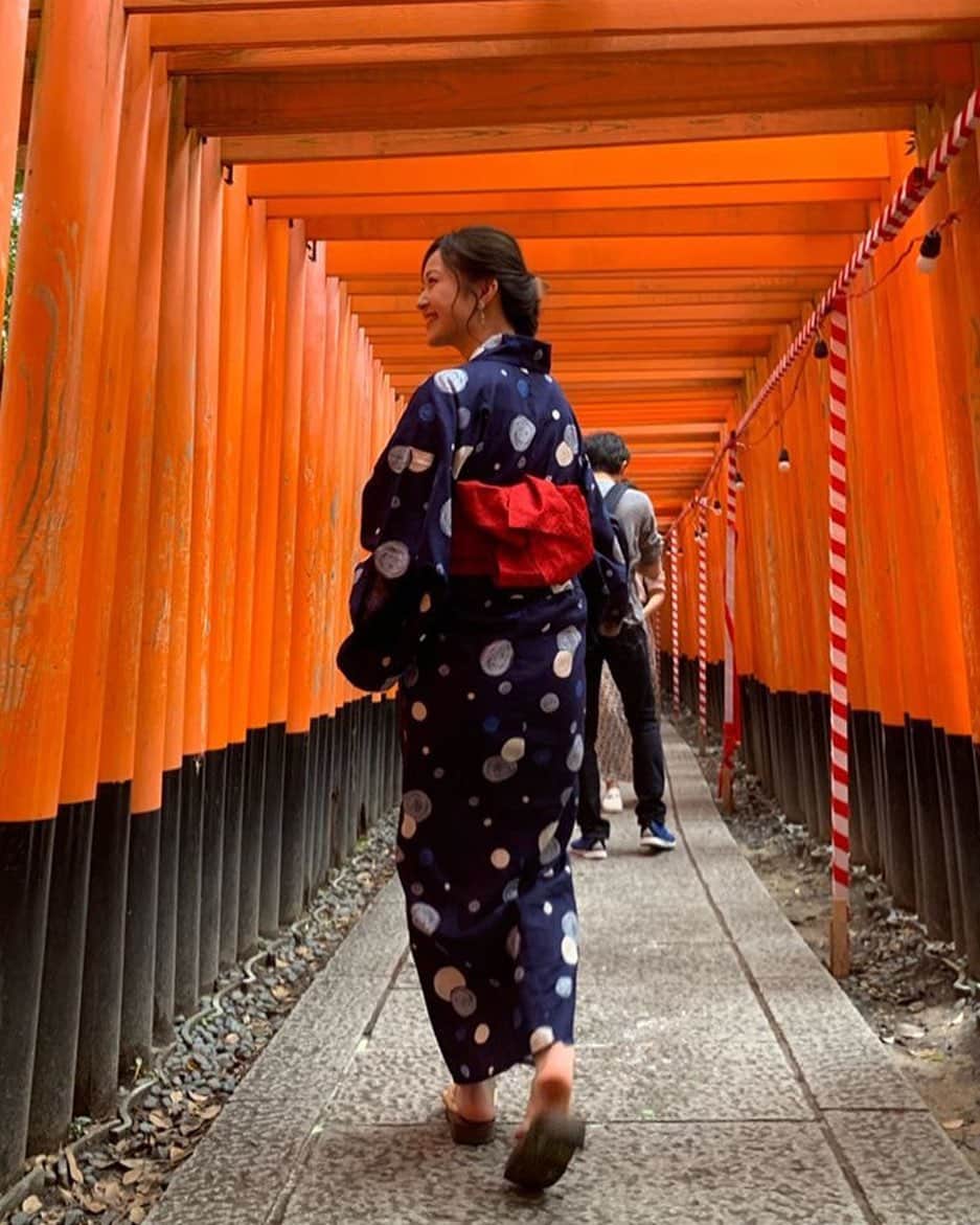 溝川凜のインスタグラム：「浴衣着て日本らしい町屋とか神社・寺巡りたいなぁ ちなみに、この写真は昨年の祇園祭り行く前に伏見稲荷行った時かな。」