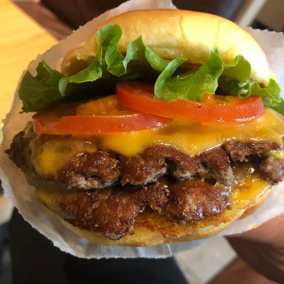 真壁刀義さんのインスタグラム写真 - (真壁刀義Instagram)「ハンバーガーが恋しい🍔⭐️🎵 収束したらハンバーガー探索の旅に出たい😁⭐️⤴️⤴️ #グルメ記録  #ハンバーガー」5月8日 1時16分 - gbh_makabe
