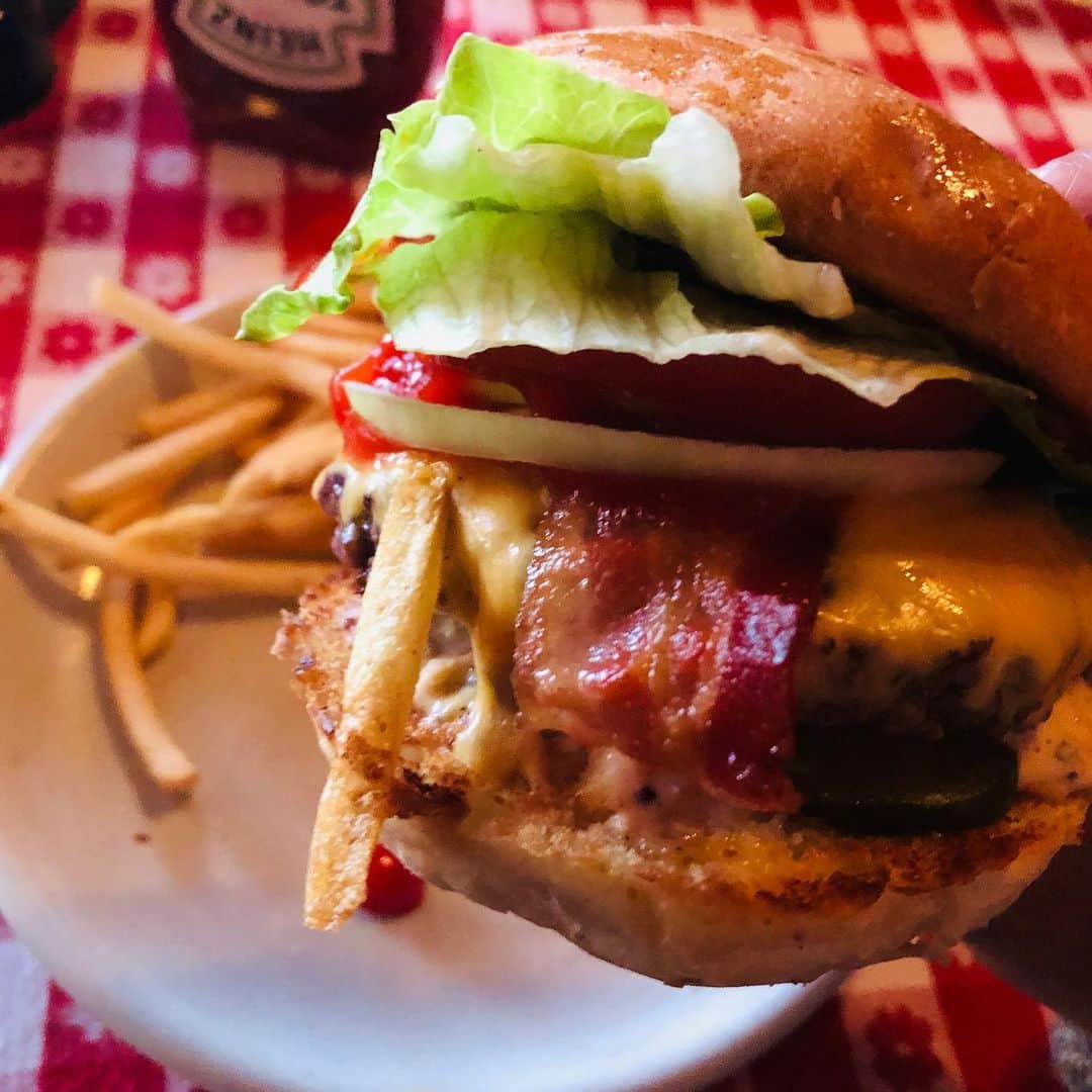 真壁刀義さんのインスタグラム写真 - (真壁刀義Instagram)「ハンバーガーが恋しい🍔⭐️🎵 収束したらハンバーガー探索の旅に出たい😁⭐️⤴️⤴️ #グルメ記録  #ハンバーガー」5月8日 1時16分 - gbh_makabe