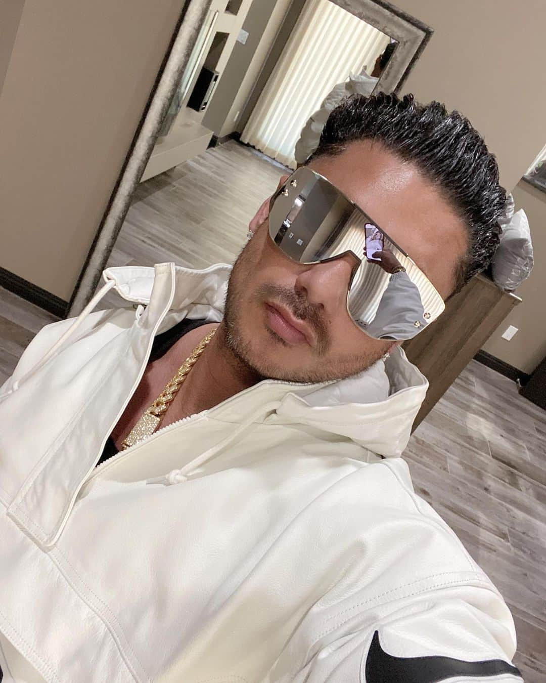 Pauly Dさんのインスタグラム写真 - (Pauly DInstagram)「Quarantine Selfies Hit Different....... #Thisshitoveryet #ThisDjWantsToWork #BeardGrowingInNiceThough #Jerzday」5月8日 1時13分 - djpaulyd