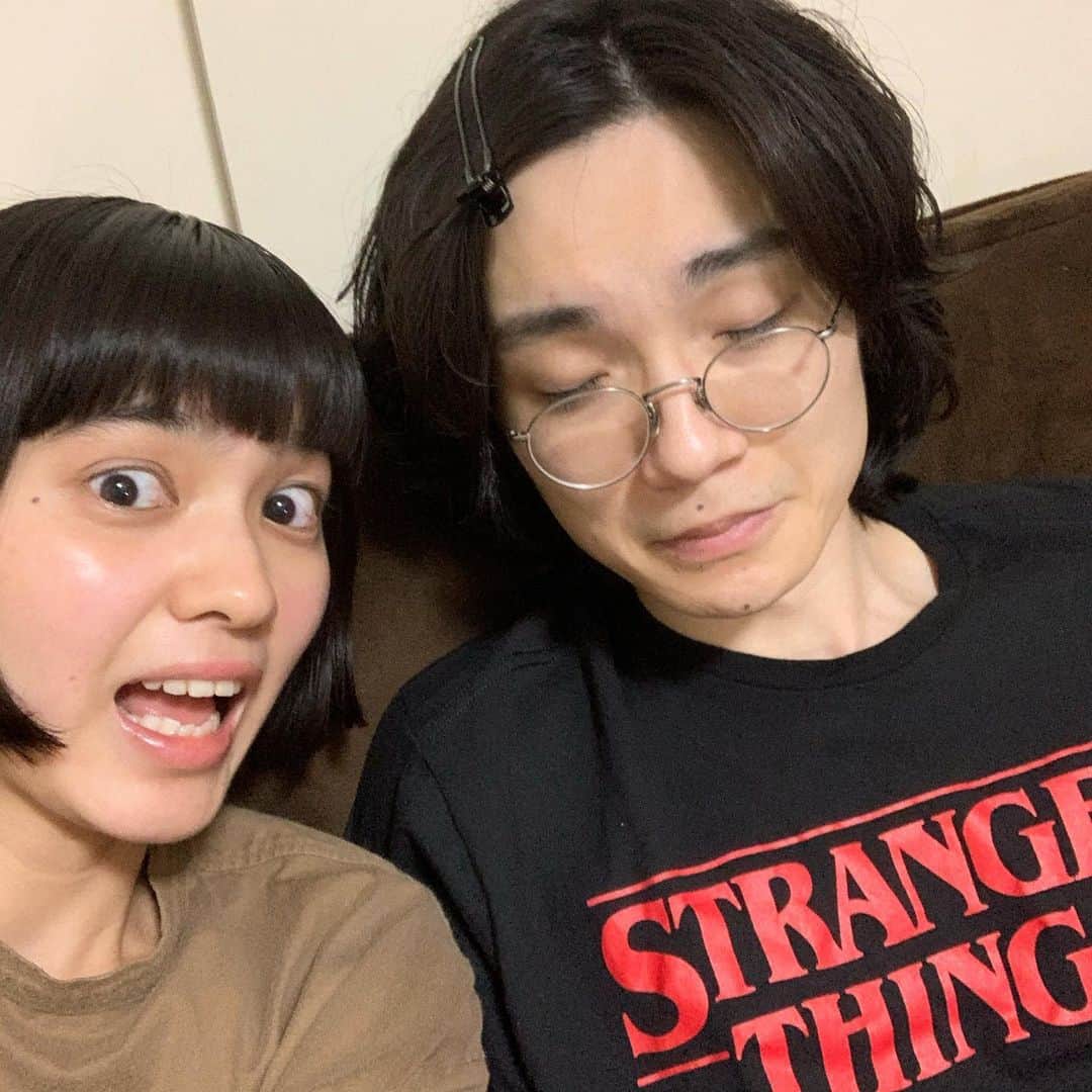 山口尚美のインスタグラム：「今日は大好き月の繭を歌った🌕🦋❣️ パパインスタで見てね🎸 @seiichinagai  子供達寝静まった後だから面白テイクがない💦 ので終わったぞ2ショットをば📸 月の繭、奥井亜紀さんverもGabriela Robin(菅野よう子さん)verも最高👑😭👑 是非聞いてみてください🌒💨 パパは∀ガンダムが大好き🦋」