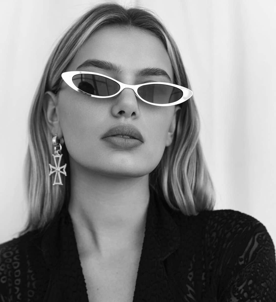 Anna Lylesのインスタグラム：「Taking time to appreciate recent work, when artists were able to collaborate in person @bregjeheinen shot by @eliastahan styled by @jacfleurant makeup @nathanhejl #annalylesgots」