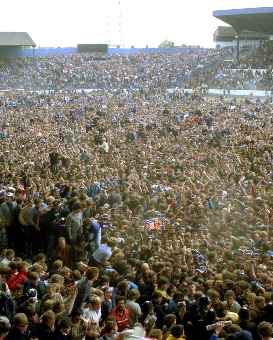 チェルシーFCさんのインスタグラム写真 - (チェルシーFCInstagram)「Celebrations #onthisday in 1984 as we secured promotion to the First Division! 🙌 #CFCArchive #CFC #Chelsea」5月8日 1時27分 - chelseafc