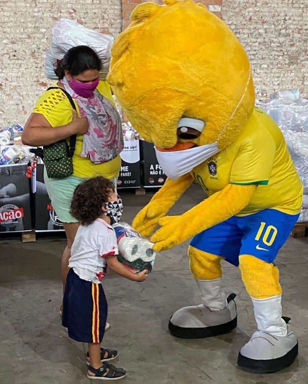 チアゴ・シルヴァのインスタグラム：「Fala galera! A Seleção Solidária já começou a atender as 32 mil famílias em situação de vulnerabilidade.  A @cbf_futebol, nós, jogadores da Seleção Brasileira e a comissão técnica,  fomos representados pelo nosso Canarinho (devidamente equipado com máscara!), nessa primeira entrega de cestas básicas de alimento, de limpeza e de higiene realizada no galpão da @acaodacidadania , aqui no Rio de Janeiro. Entre no site da  https://www.cbf.com.br e veja como participar! #SeleçãoSolidária #SeleçãoBrasileira #SelecaoBrasileira #CBF #JuntosPeloBrasil #ThiagoSilva #FamiliaSilva #CoronaOut #restecheztoi #jesuischezmoi #restezchezvous #fiqueemcasa #fiquememcasa #ficaemcasa #euficoemcasa #stayhome #stayathome #restezalamaison #yomequedoencasa」