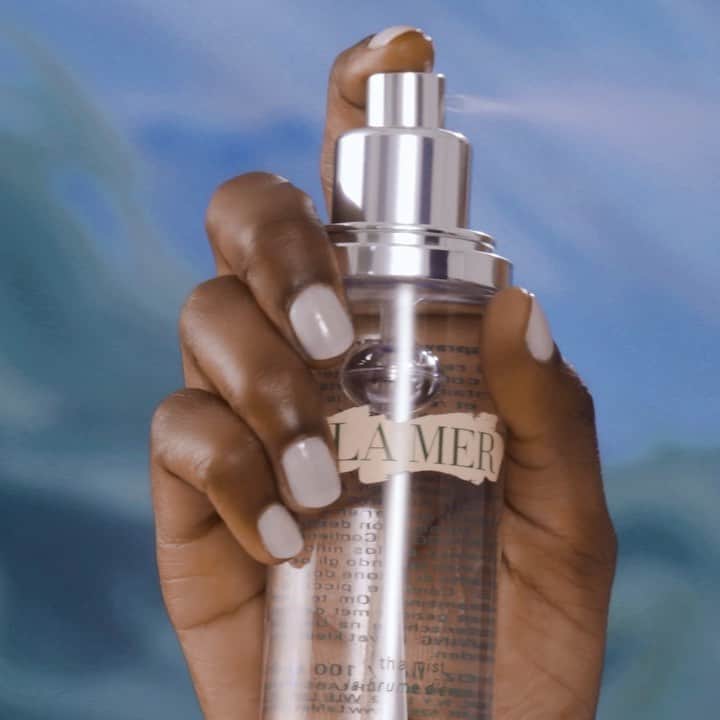 ドゥラメールのインスタグラム：「Nothing like a midday mist. Stay refreshed, awakened and revitalized with The Mist’s magnetically charged marine botanical extracts.」