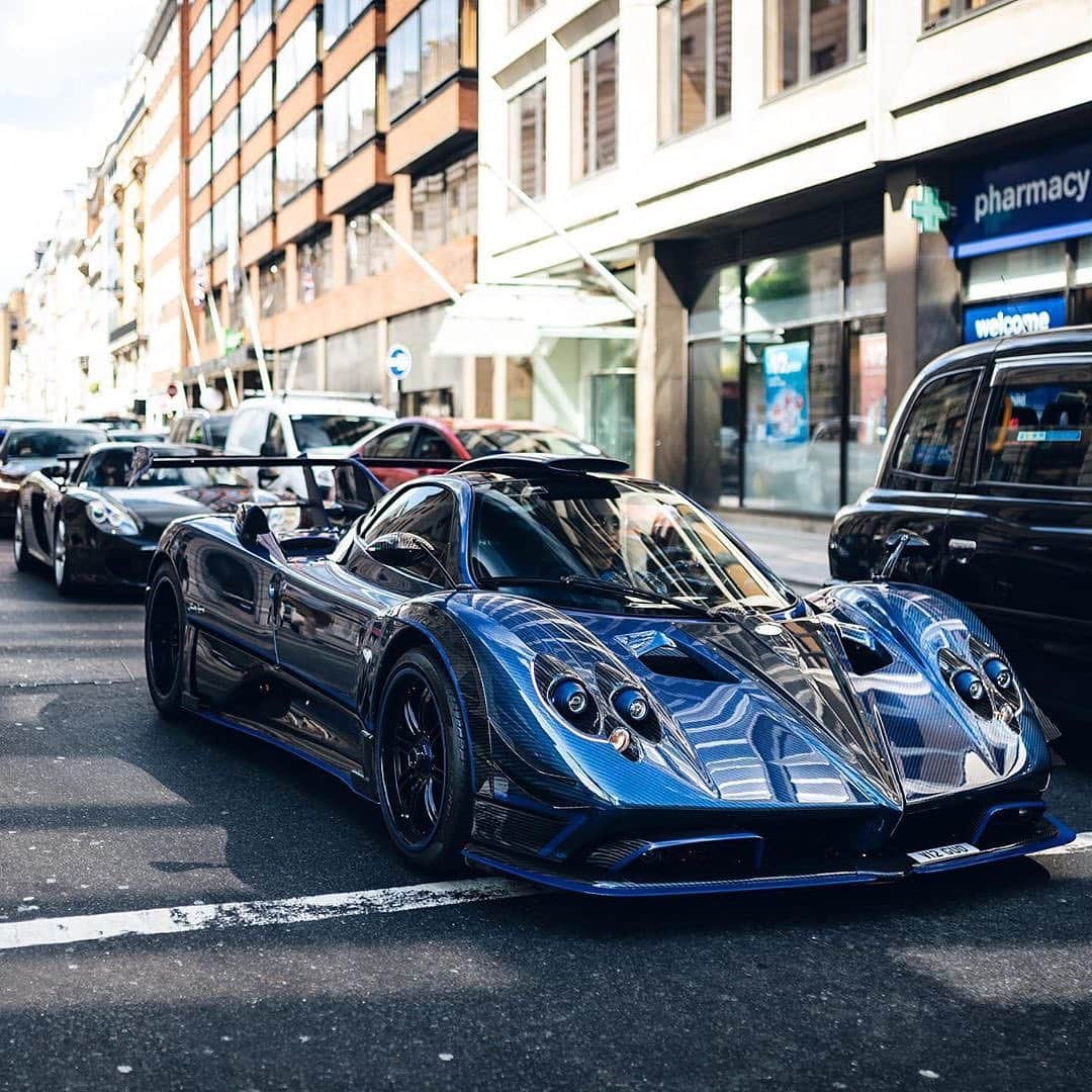 CARLiFESTYLEさんのインスタグラム写真 - (CARLiFESTYLEInstagram)「Pagani Zonda in blue Carbon! Photo by @tfjj #carlifestyle #zonda #pagani」5月8日 1時55分 - carlifestyle