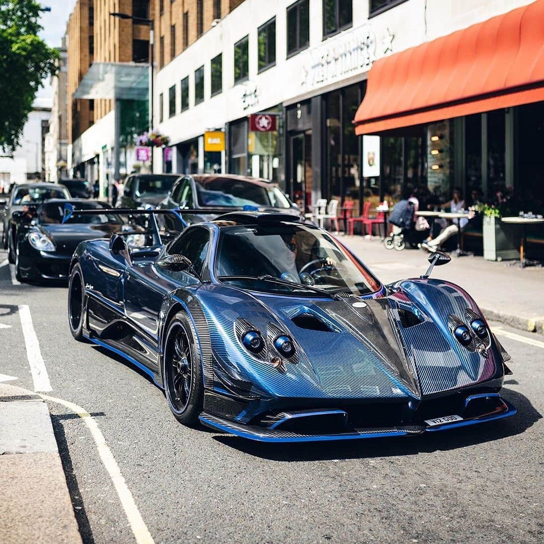 CARLiFESTYLEさんのインスタグラム写真 - (CARLiFESTYLEInstagram)「Pagani Zonda in blue Carbon! Photo by @tfjj #carlifestyle #zonda #pagani」5月8日 1時55分 - carlifestyle