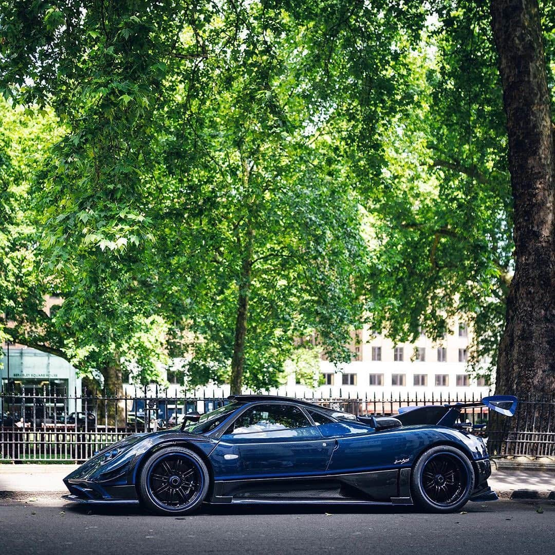 CARLiFESTYLEさんのインスタグラム写真 - (CARLiFESTYLEInstagram)「Pagani Zonda in blue Carbon! Photo by @tfjj #carlifestyle #zonda #pagani」5月8日 1時55分 - carlifestyle