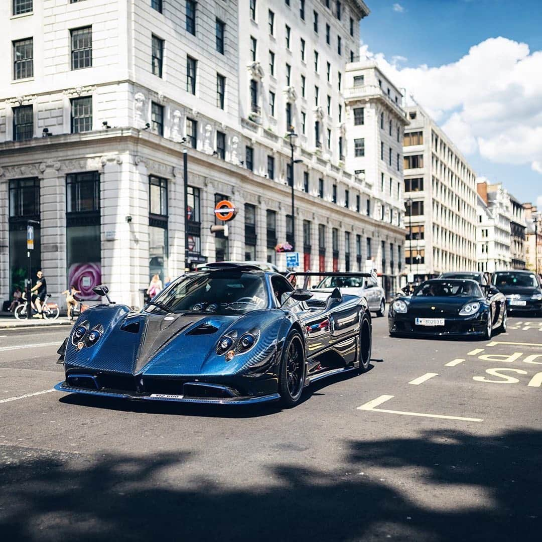 CARLiFESTYLEさんのインスタグラム写真 - (CARLiFESTYLEInstagram)「Pagani Zonda in blue Carbon! Photo by @tfjj #carlifestyle #zonda #pagani」5月8日 1時55分 - carlifestyle