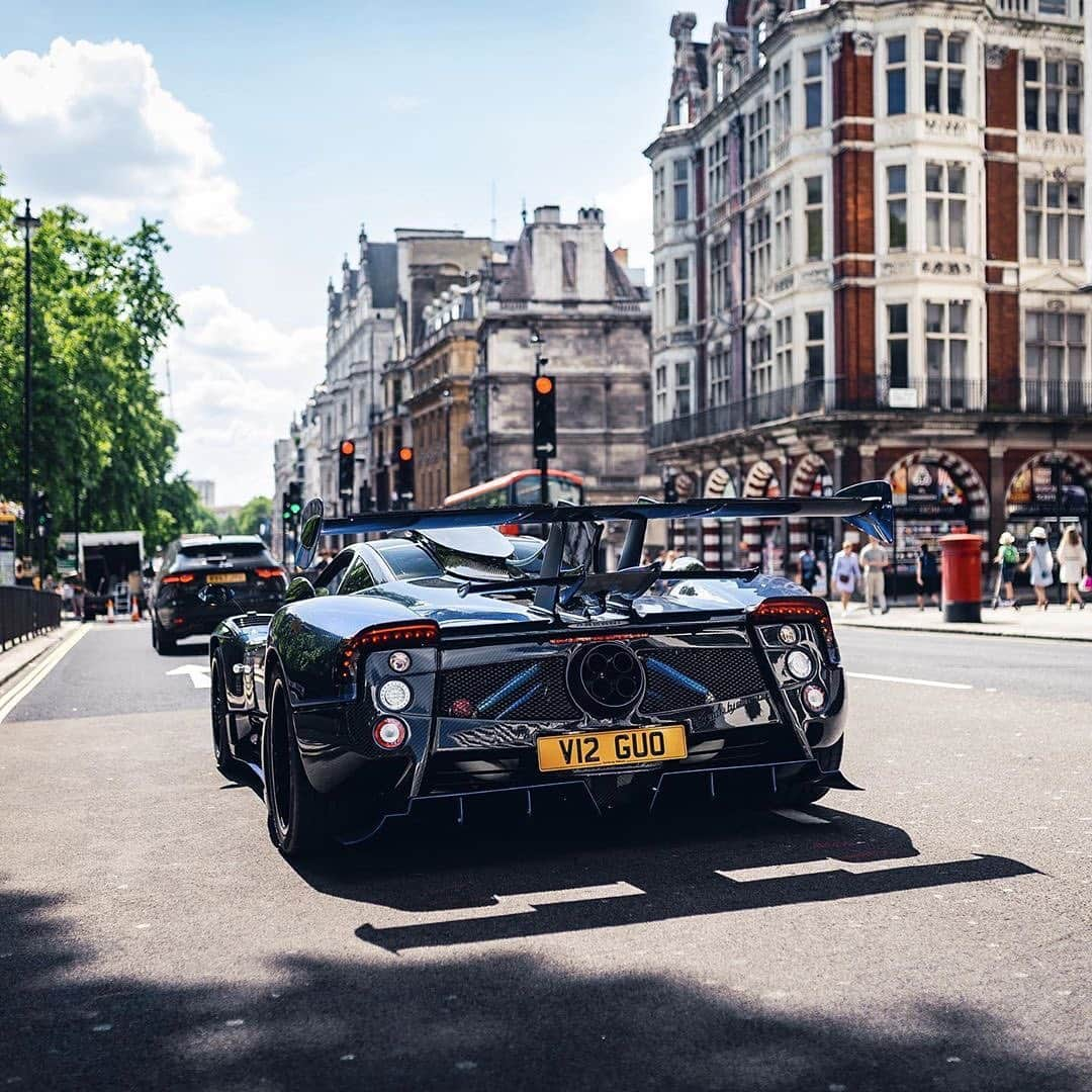 CARLiFESTYLEさんのインスタグラム写真 - (CARLiFESTYLEInstagram)「Pagani Zonda in blue Carbon! Photo by @tfjj #carlifestyle #zonda #pagani」5月8日 1時55分 - carlifestyle